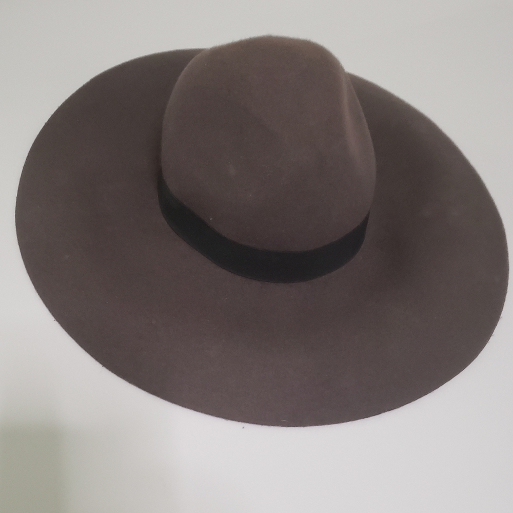 Gray floppy hat